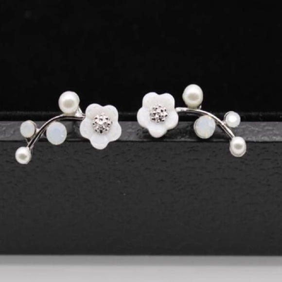 SOLD l Earrings - Picture 2 of 5